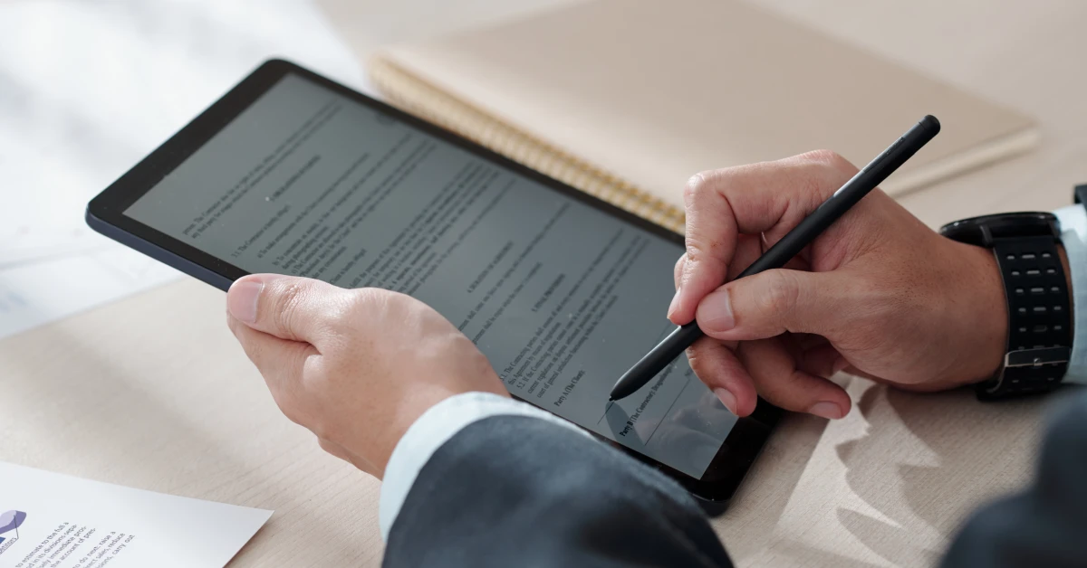 Tablet üzerinde dijital rapor hazırlayan iş insanı.